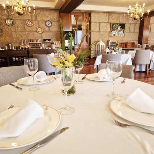 una mesa en un restaurante con platos y copas de vino