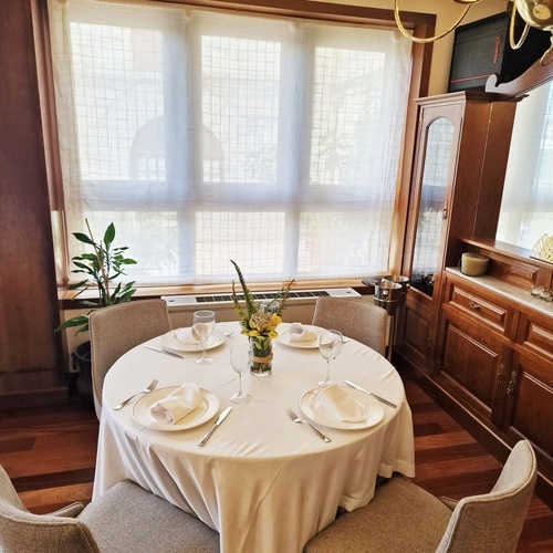 une salle à manger avec une table ronde et des chaises