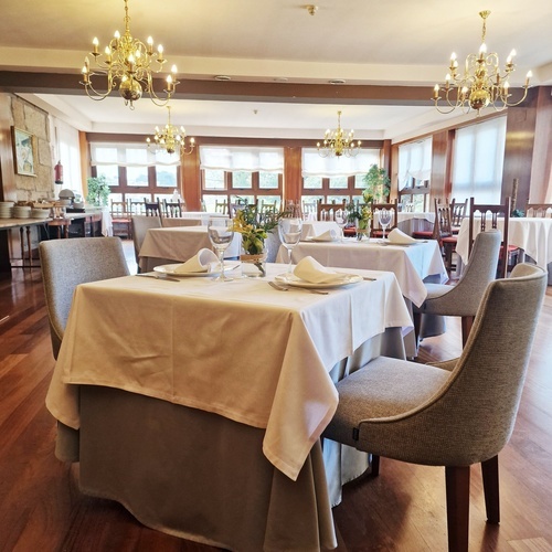 une salle à manger vide avec des tables et des chaises