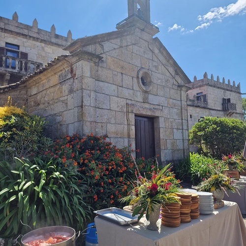 una mesa con platos y flores frente a una iglesia