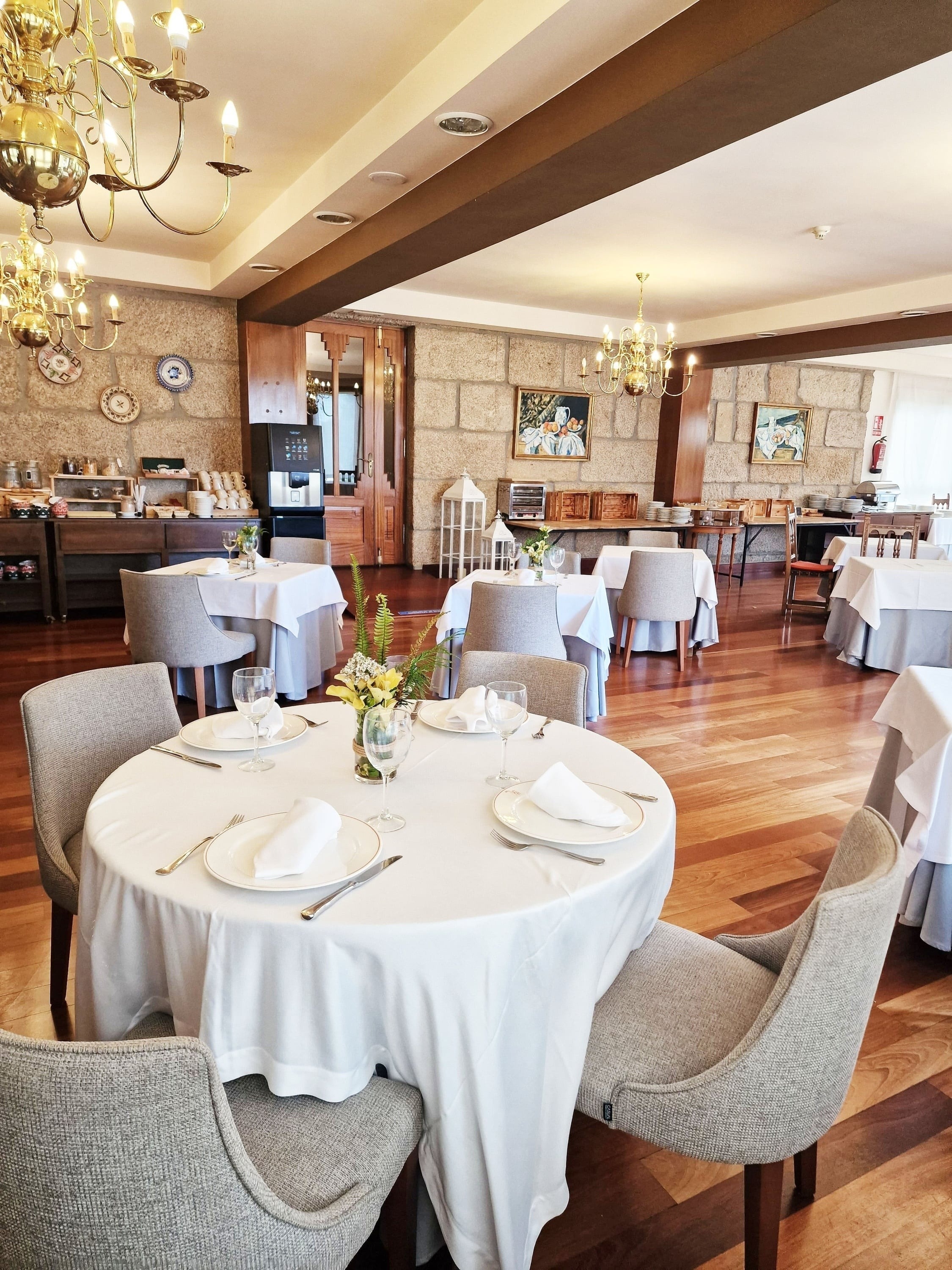 una habitación llena de mesas y sillas y una pantalla de proyección