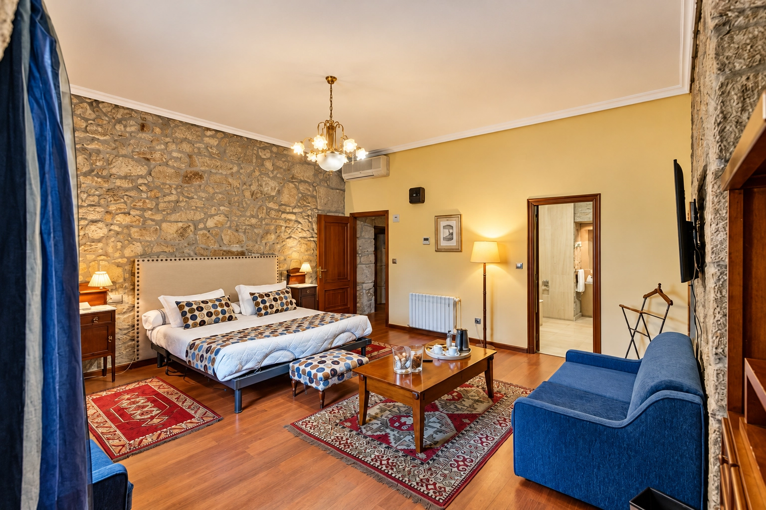 Amplia habitación en SNO: Pazo O Rial con cama de dosel y asientos cómodos.
