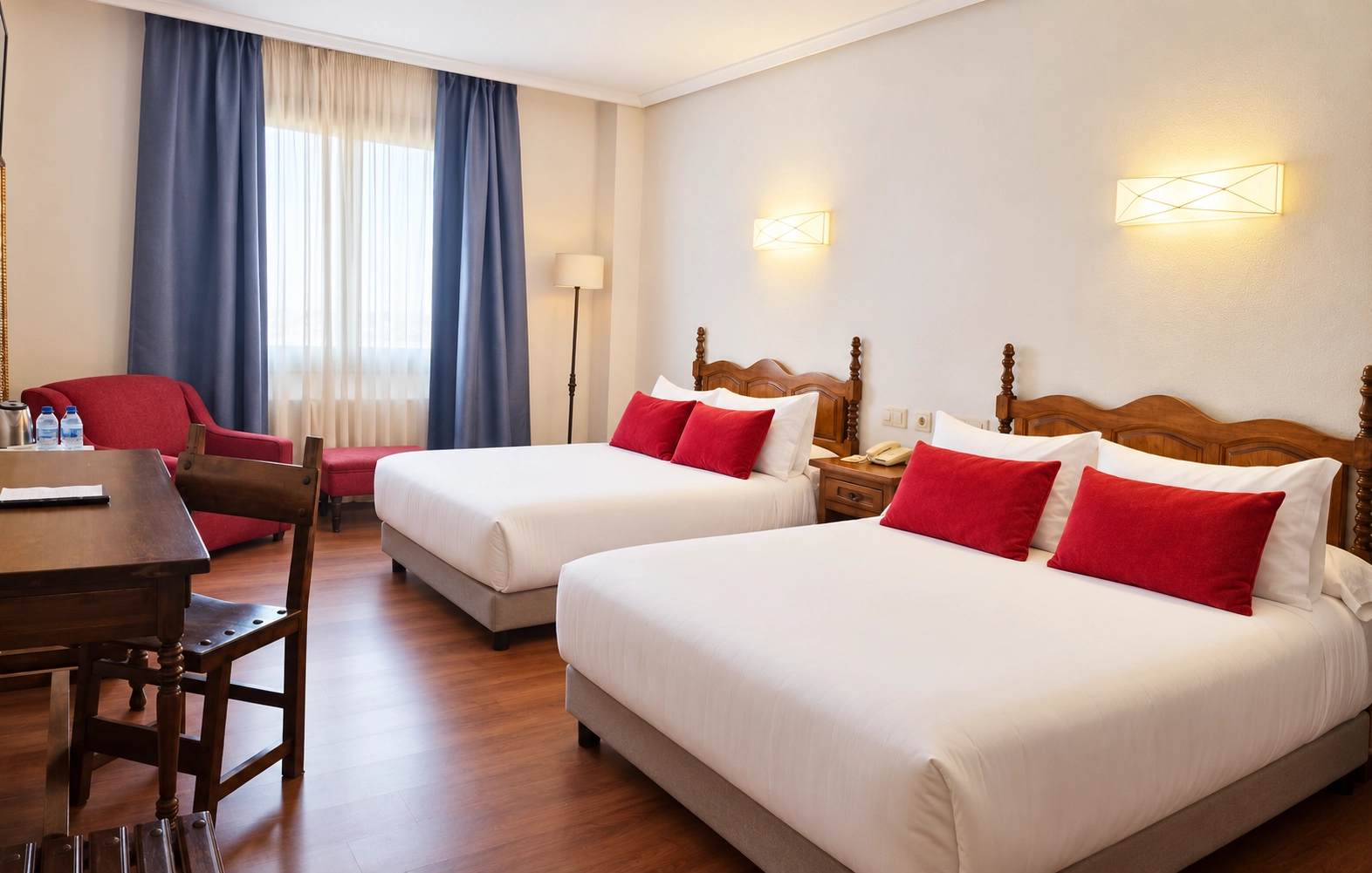 unha habitación de hotel con dúas camas e unha porta