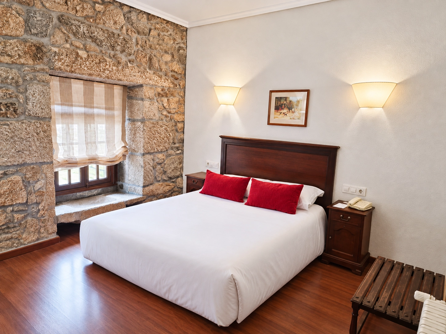 unha habitación con dúas camas e un cadro na parede
