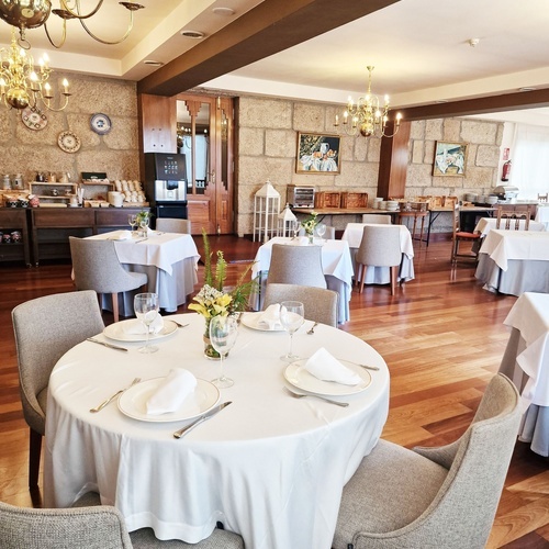 une grande salle à manger avec des tables et des chaises