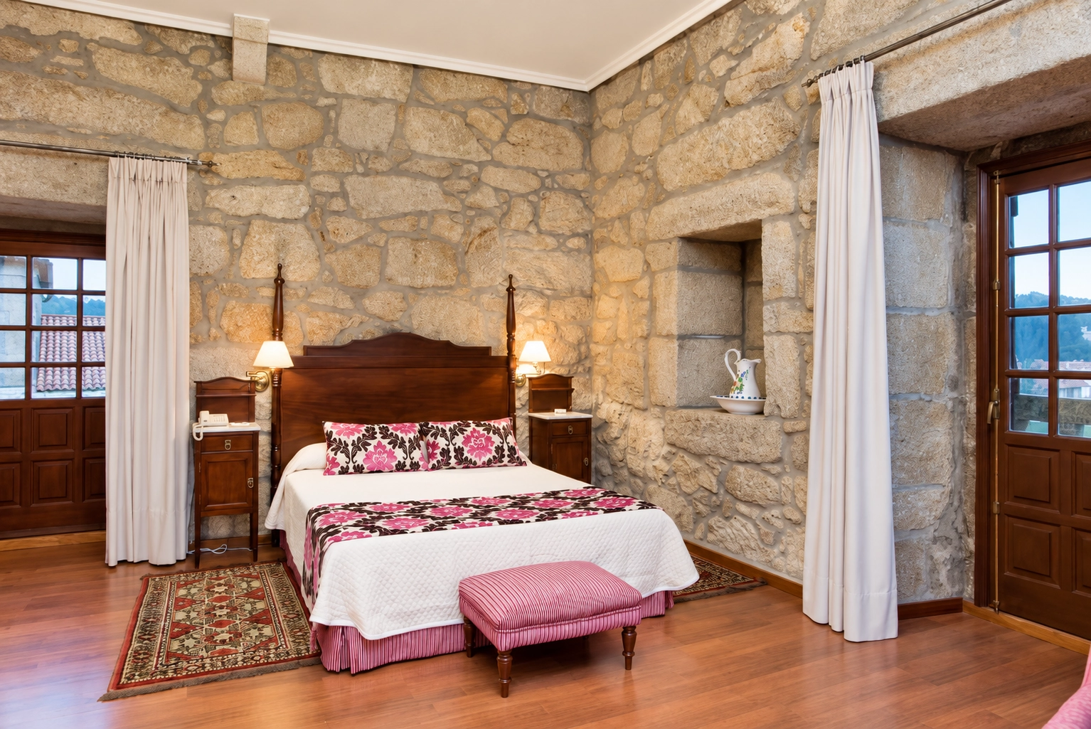 Encantadora habitación rústica en SNO: Pazo O Rial con cama de madera.