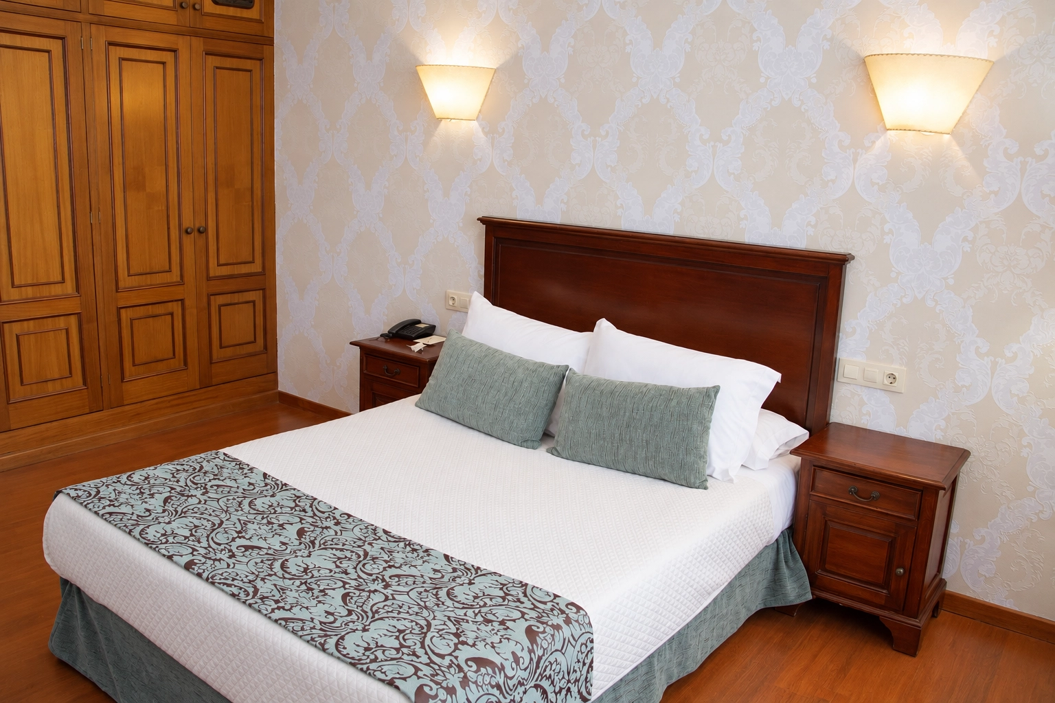 unha habitación de hotel con dúas camas e unha porta