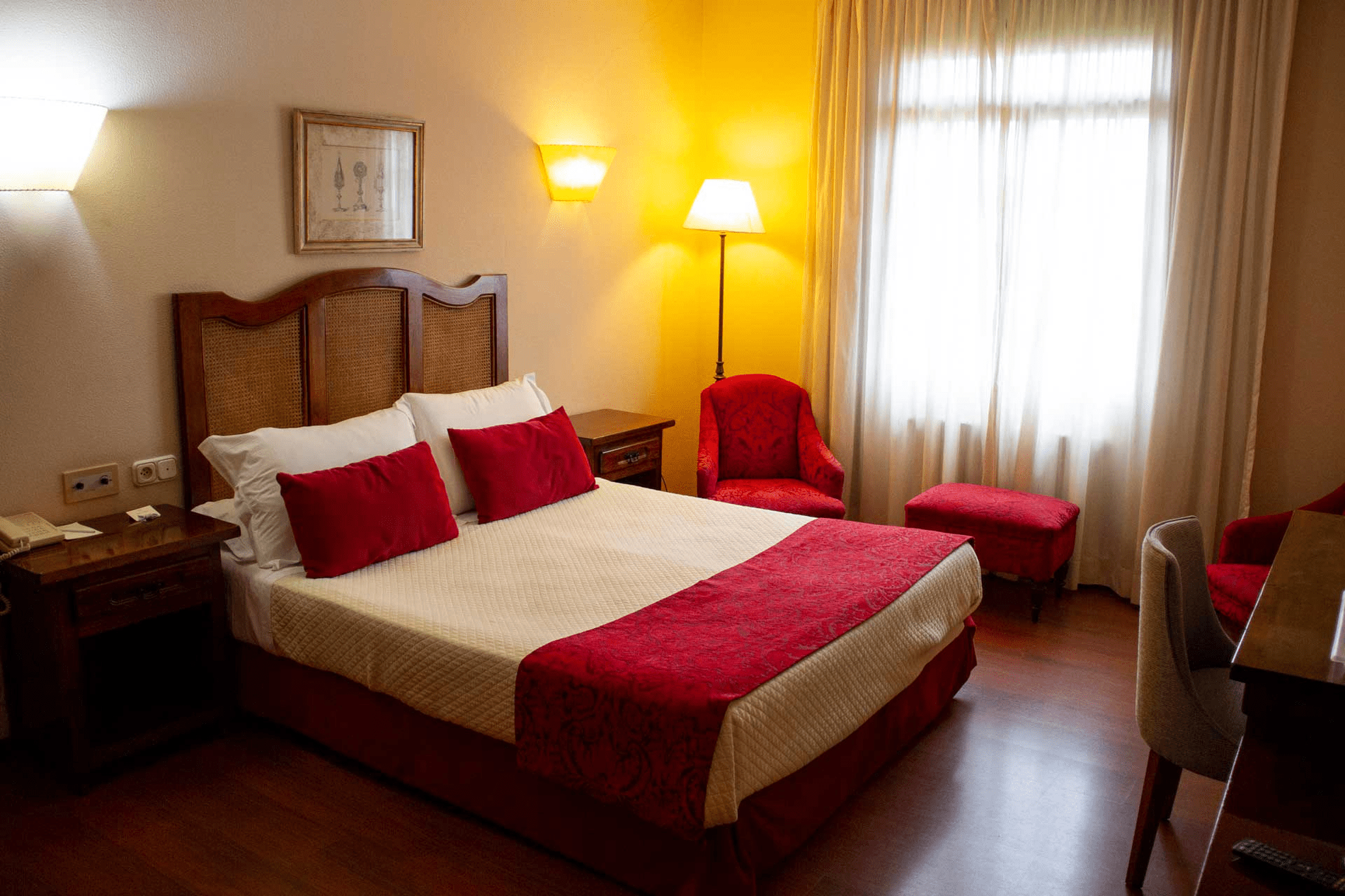 une chambre d' hôtel avec deux lits et une peinture au mur