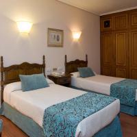 unha habitación con dúas camas e un cadro na parede
