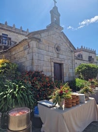 una mesa con platos y flores frente a una iglesia