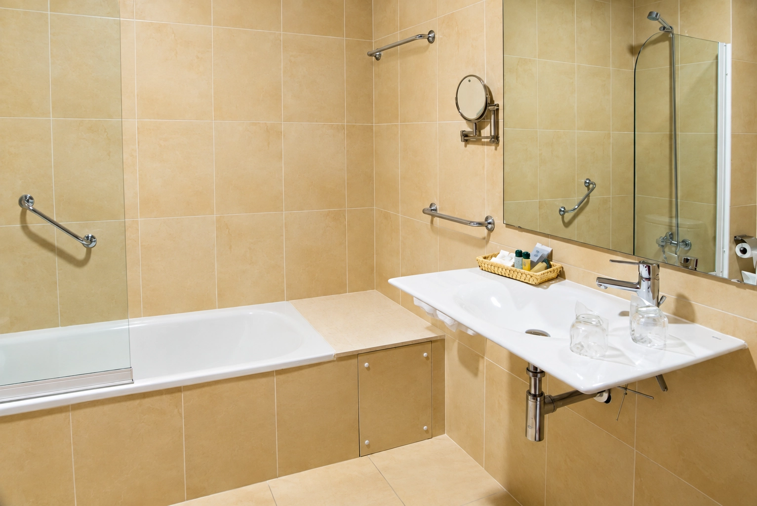 un cuarto de baño cunha bañeira e un lavabo