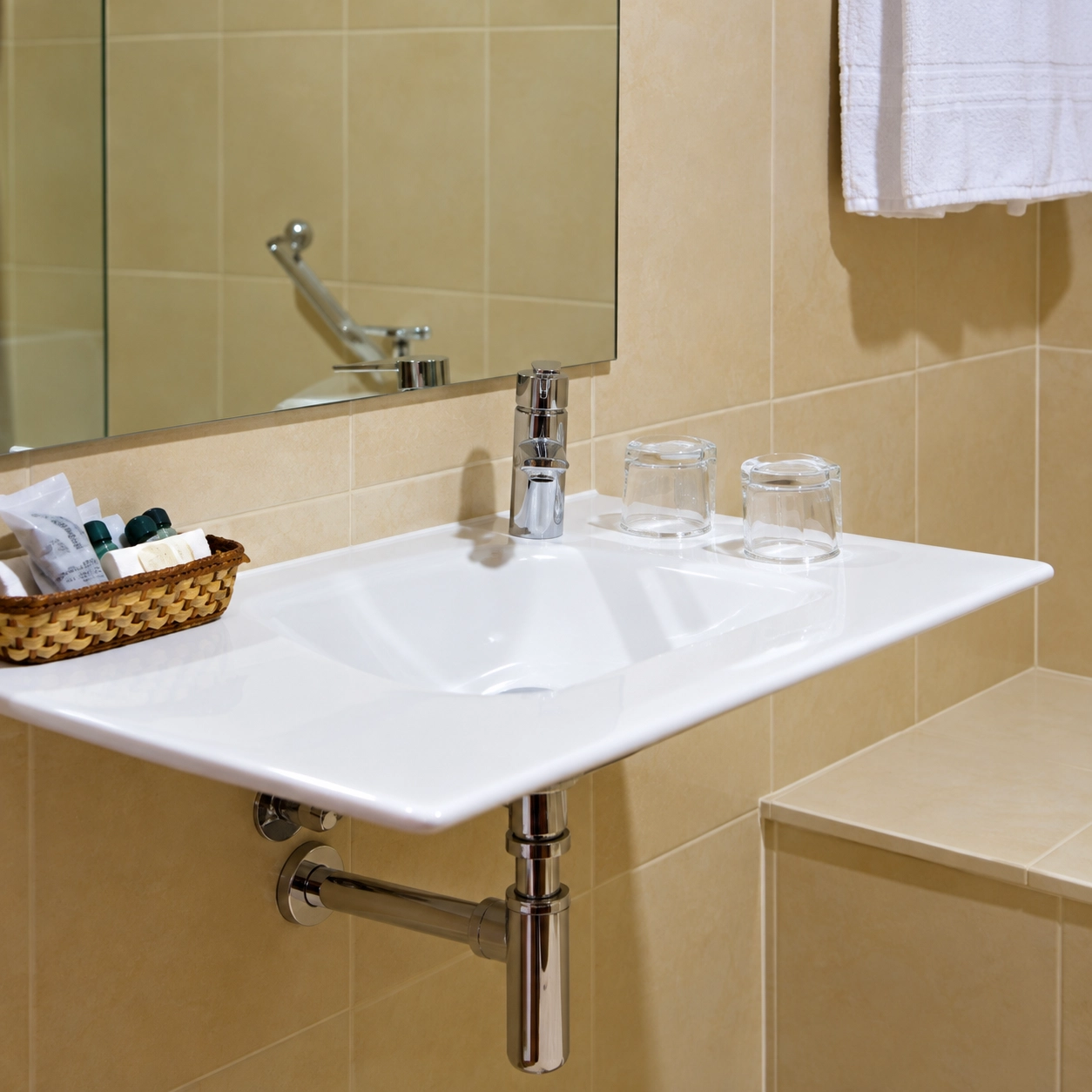 Baño moderno con bañera, lavabo y toallas limpias en Pazo O Rial.
