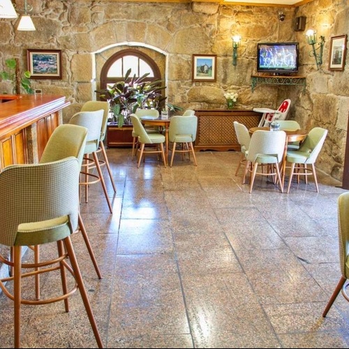 une salle à manger avec des tables et des chaises et un bar