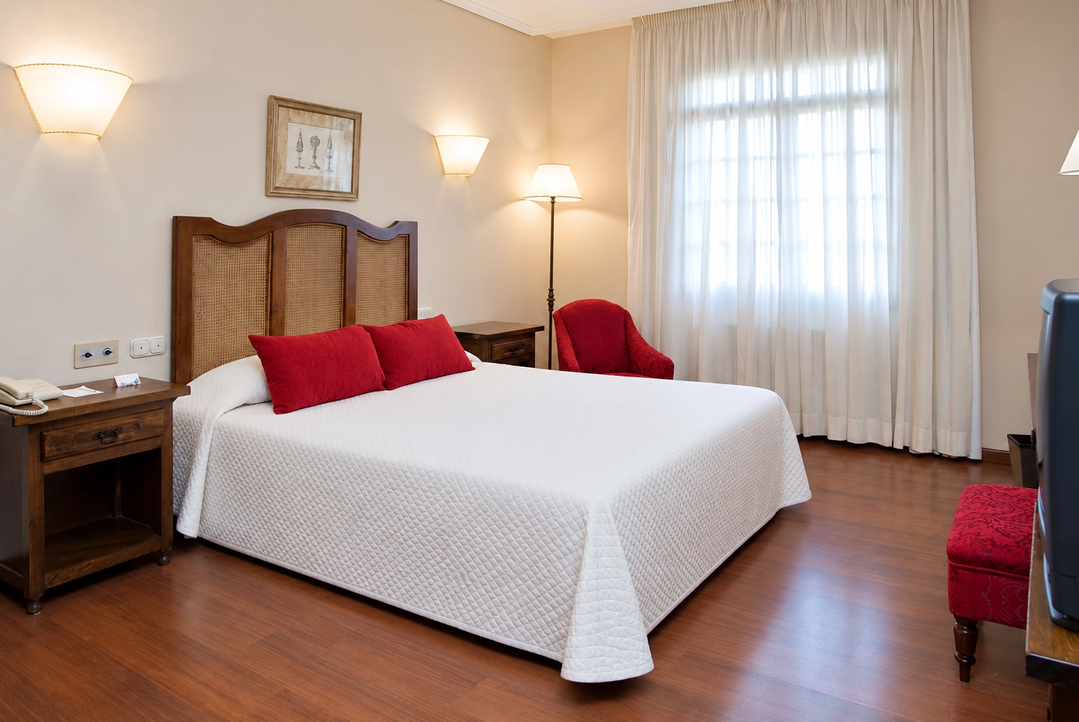 unha habitación de hotel con dúas camas e unha mesa