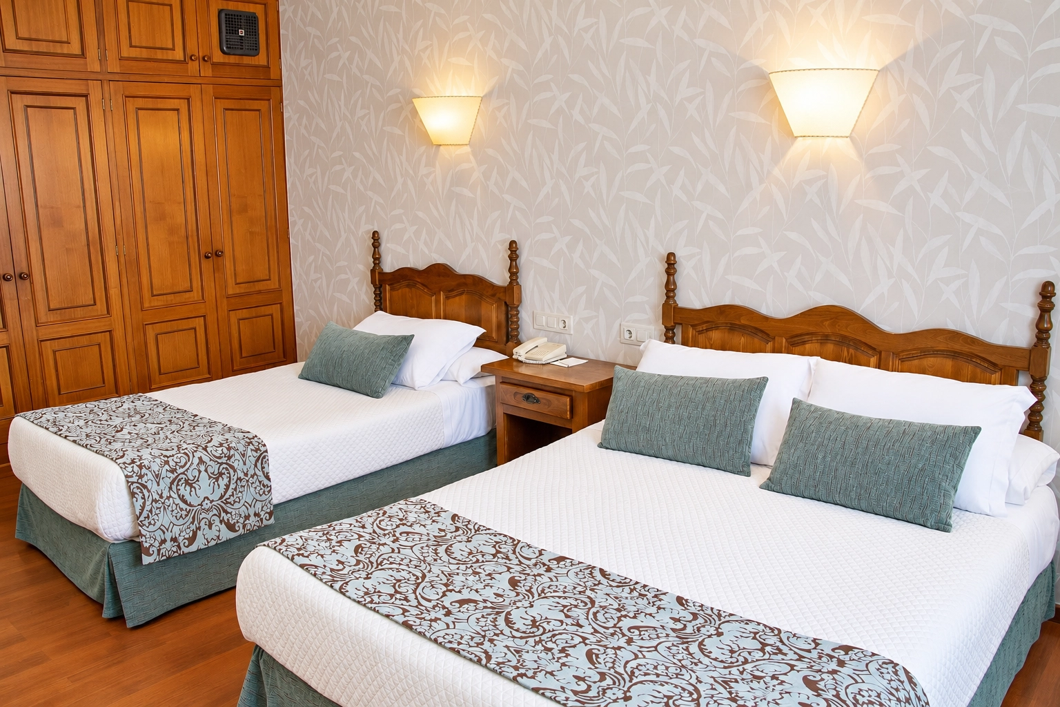 unha habitación de hotel con dúas camas e unha porta