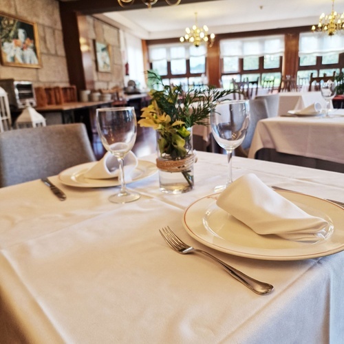 una mesa en un restaurante con platos y copas de vino