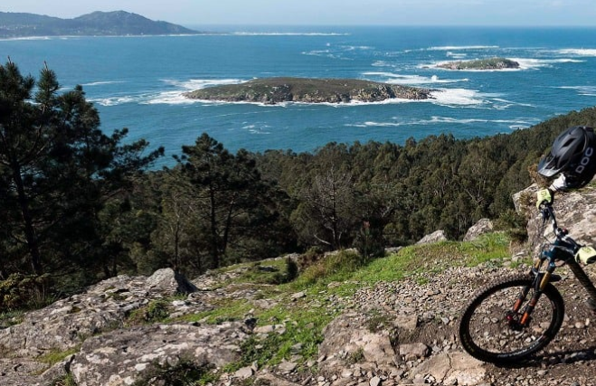 un hombre monta una bicicleta en una carretera