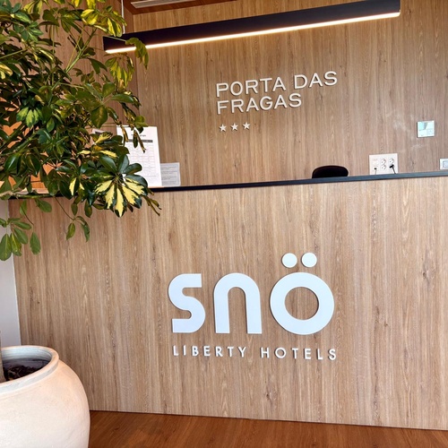 Réception moderne de SNO: Porta das Fragas avec signalétique et plantes.