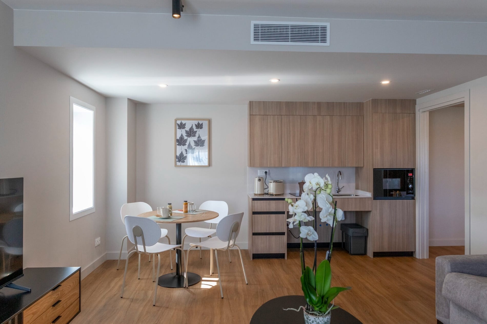 un faro en una pequeña isla en medio del océano