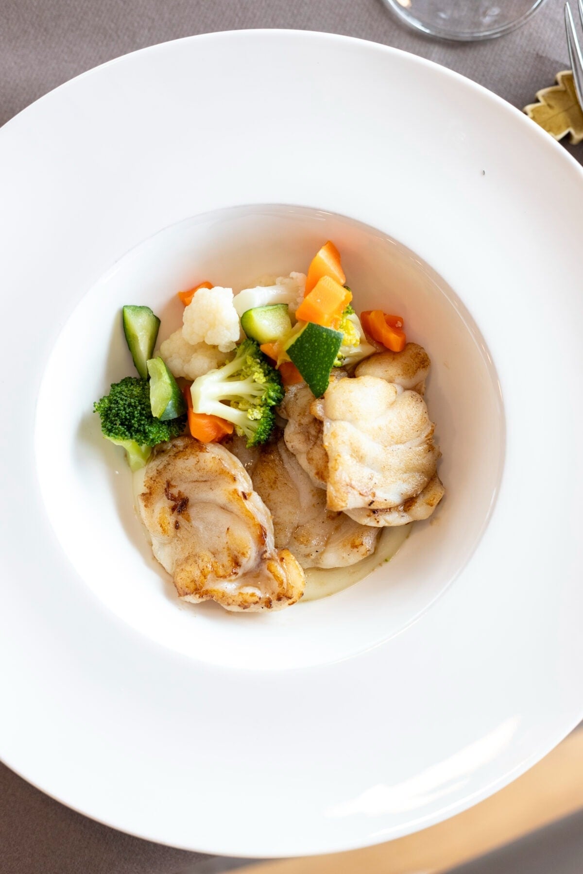 un restaurante lleno de mesas y sillas con sábanas rojas