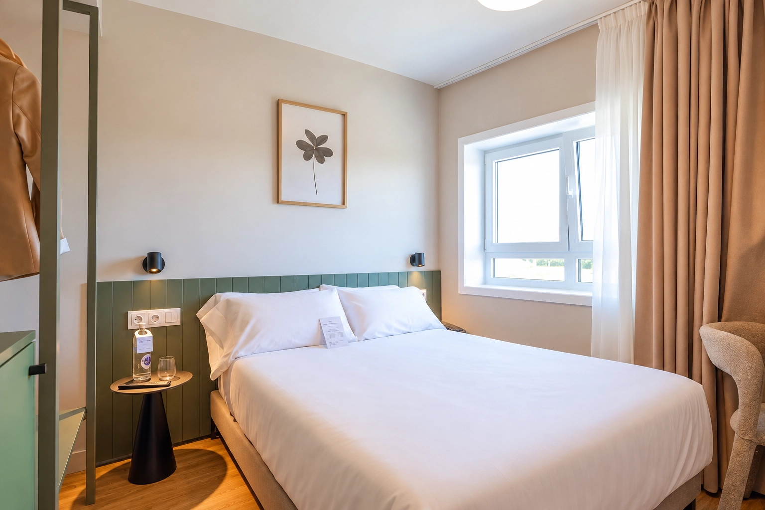 Habitación SNO: Porta das Fragas con cama acogedora y decoración minimalista.