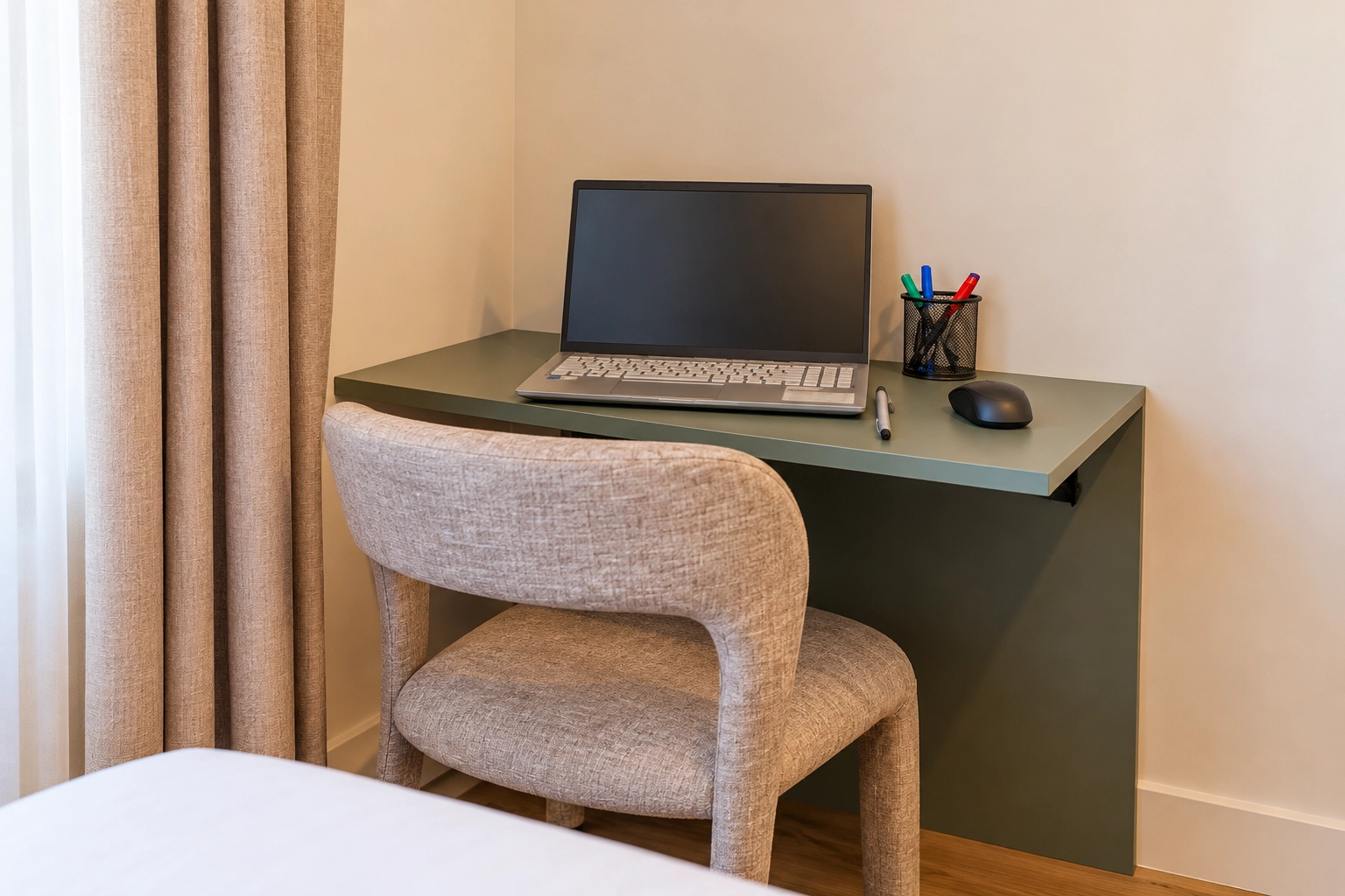 Escritorio de hotel con portátil y silla cómoda, ideal para trabajar o relajarse. Hotel SNÖ Porta das Fragas