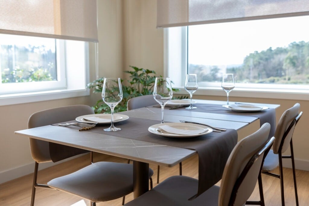 unas mesas de comedor de un hotel