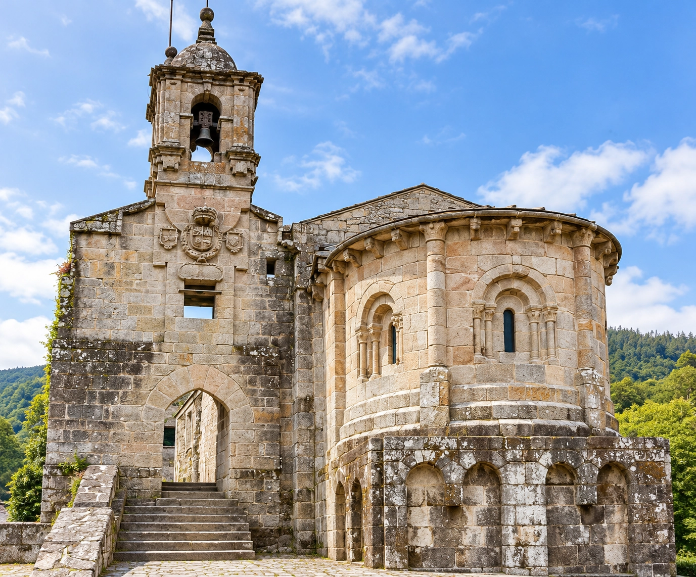 SNO: Porta das Fragas, antiguo monasterio de piedra con detalles arquitectónicos románicos.