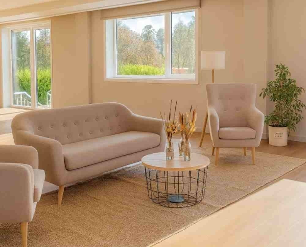 una habitación llena de mesas y sillas y una pantalla de proyección