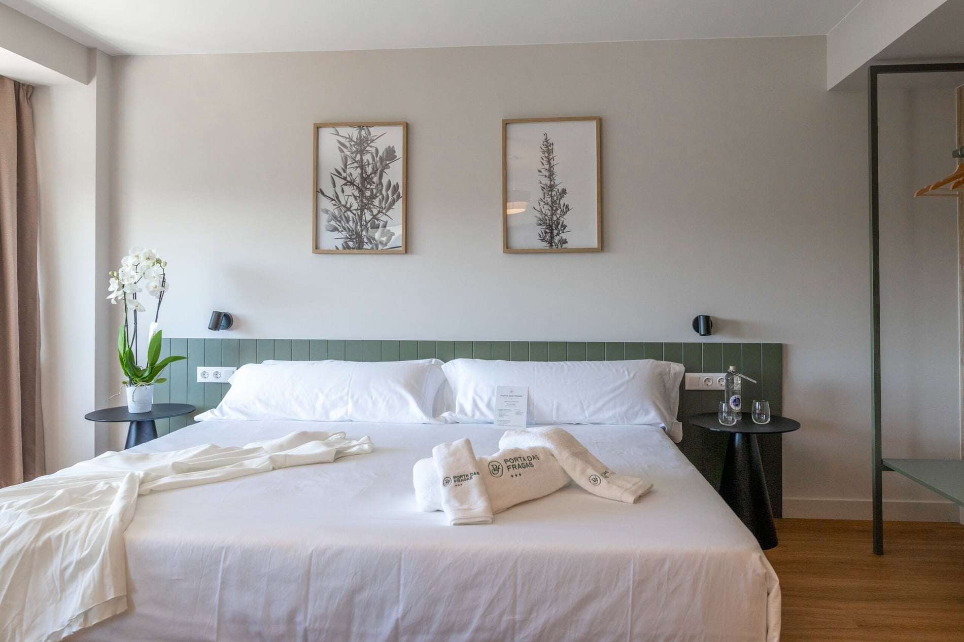 una habitación con dos camas y un techo de madera