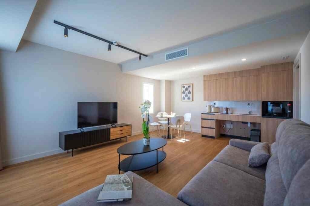 una habitación de hotel con tres camas y almohadas rojas