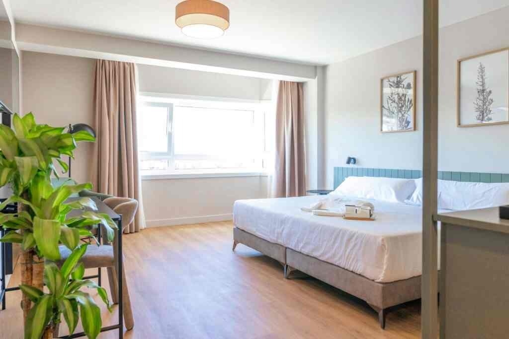 una habitación de hotel con dos camas y una mesa