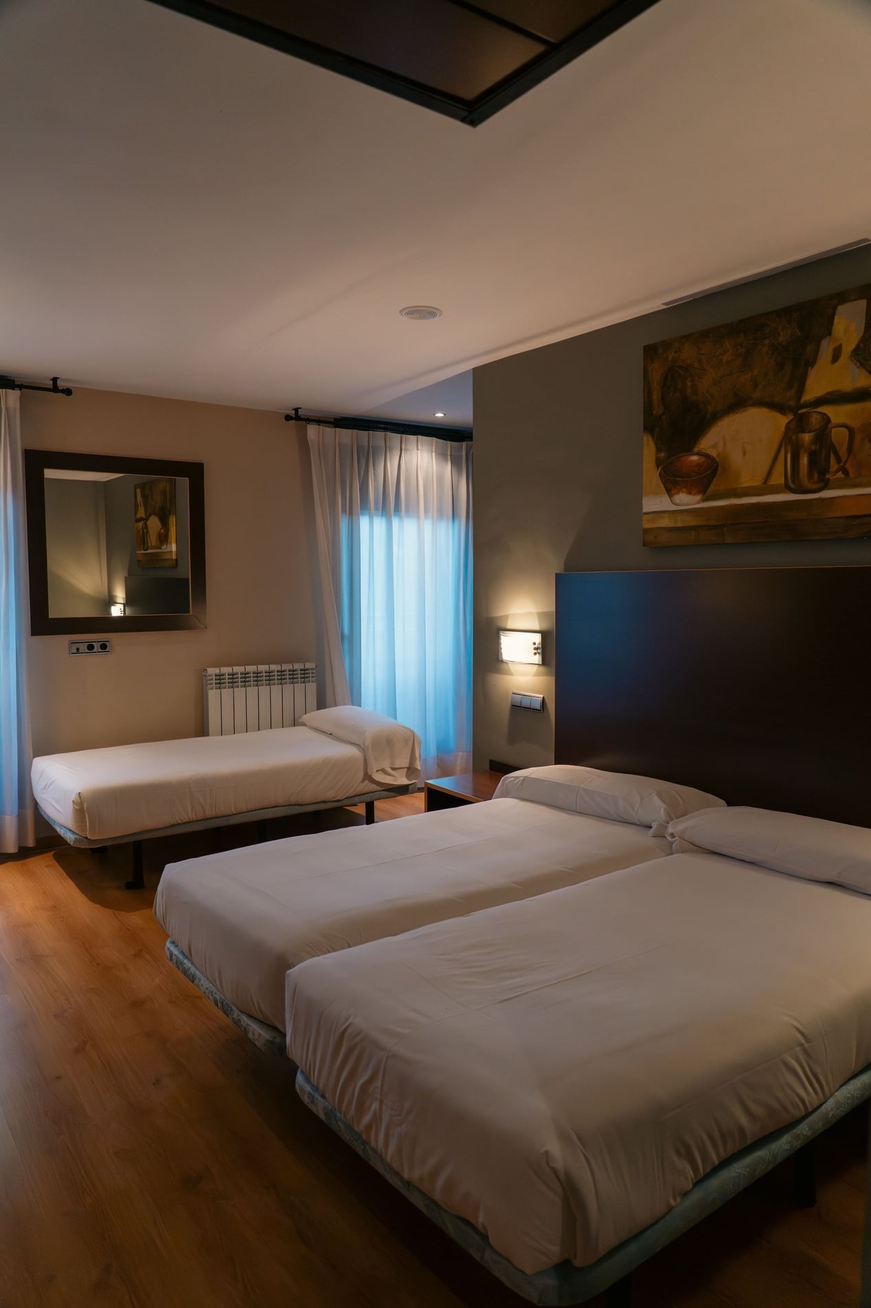 una habitación de hotel con dos camas y una puerta