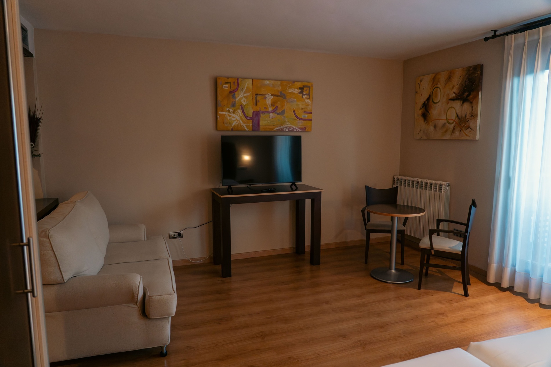 una habitación de hotel con dos camas y una litera