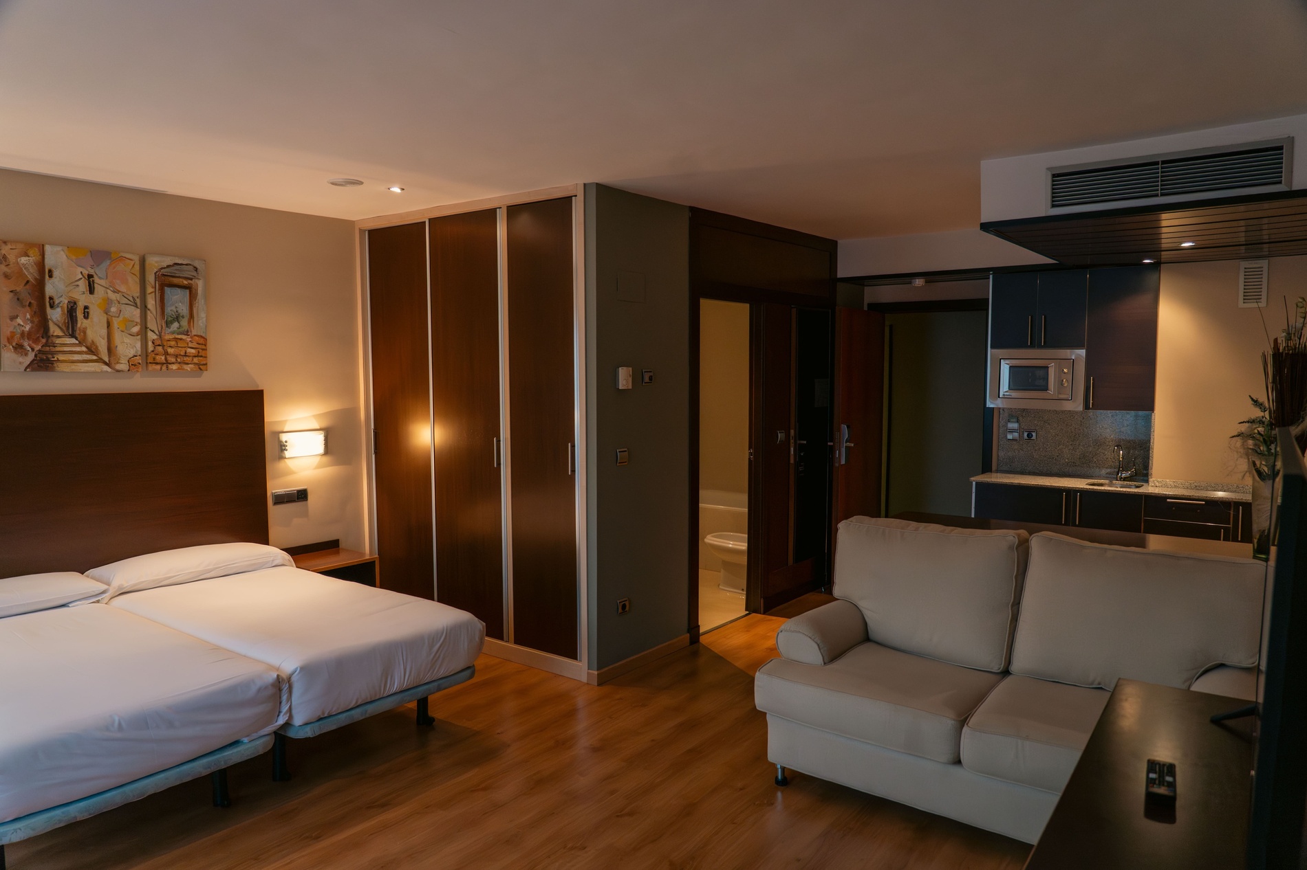 una habitación de hotel con dos camas y un sofá