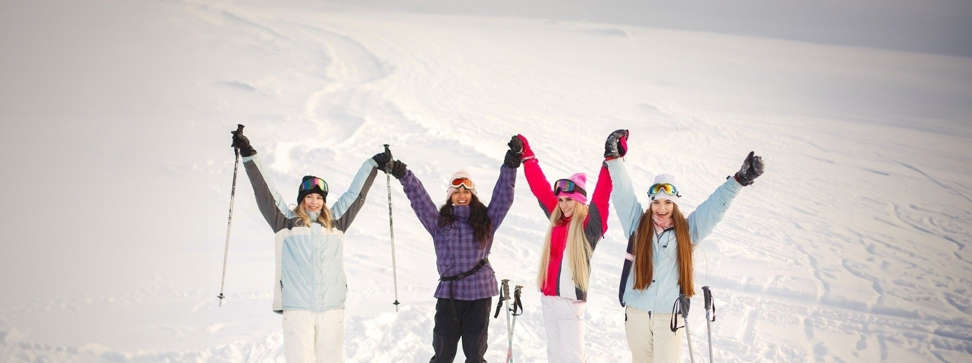 una habitación con una cama y un banco de madera