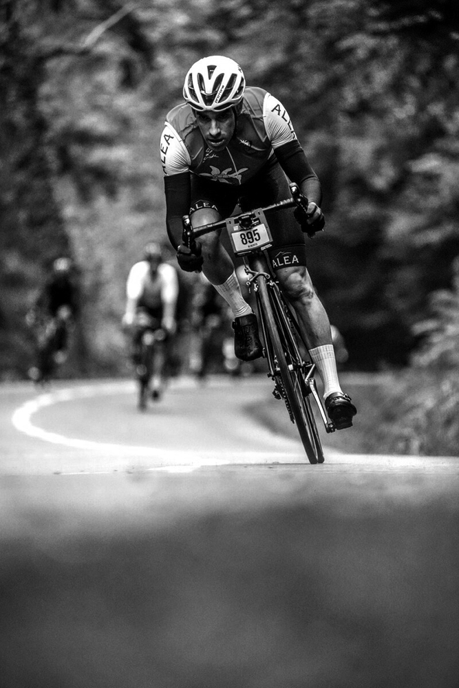 un hombre monta una bicicleta en la carretera al atardecer