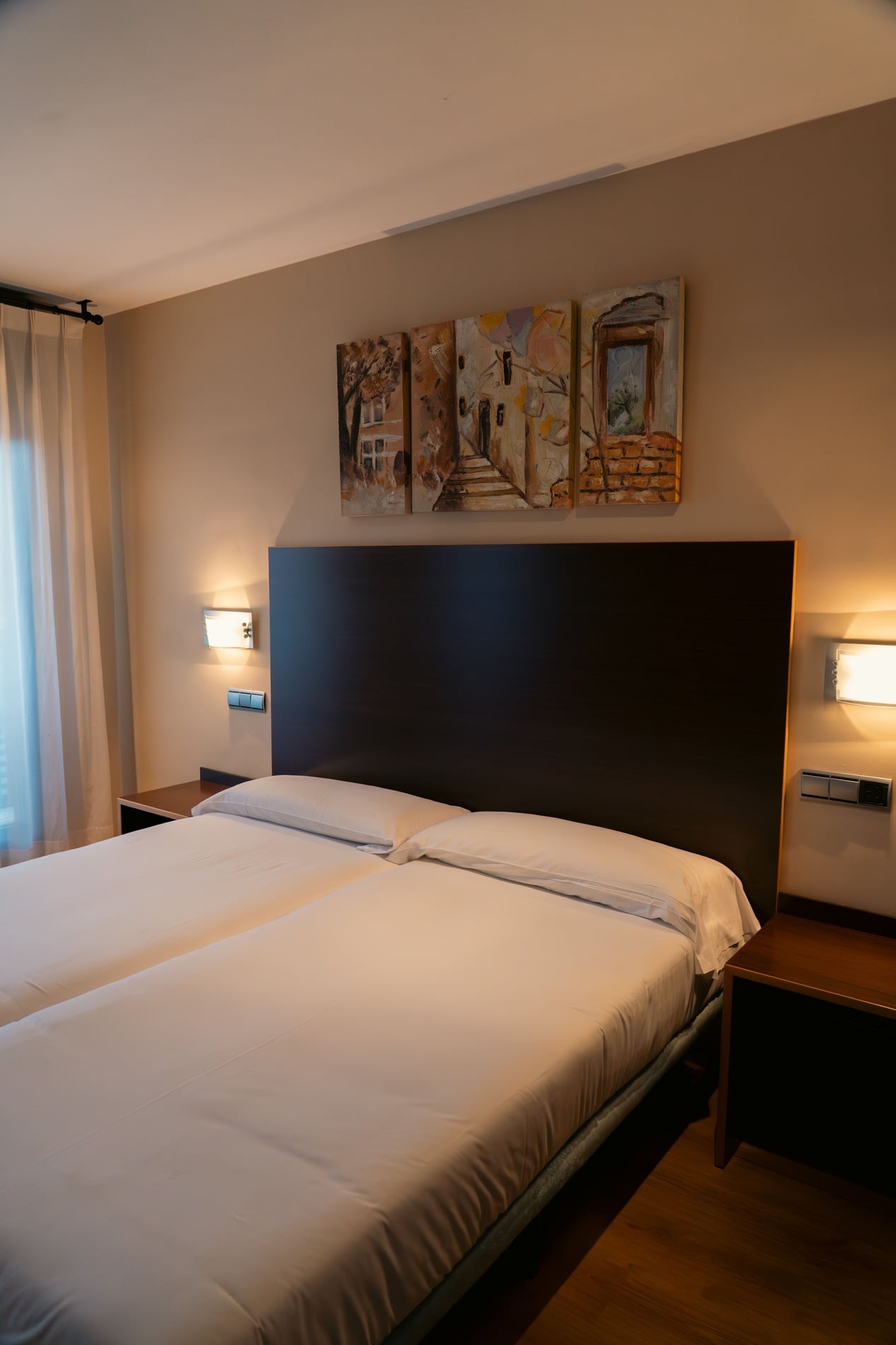 una habitación de hotel con dos camas y una puerta