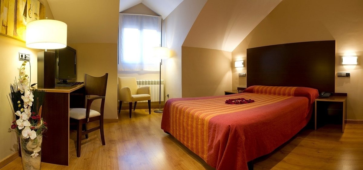 una habitación de hotel con dos camas y una puerta