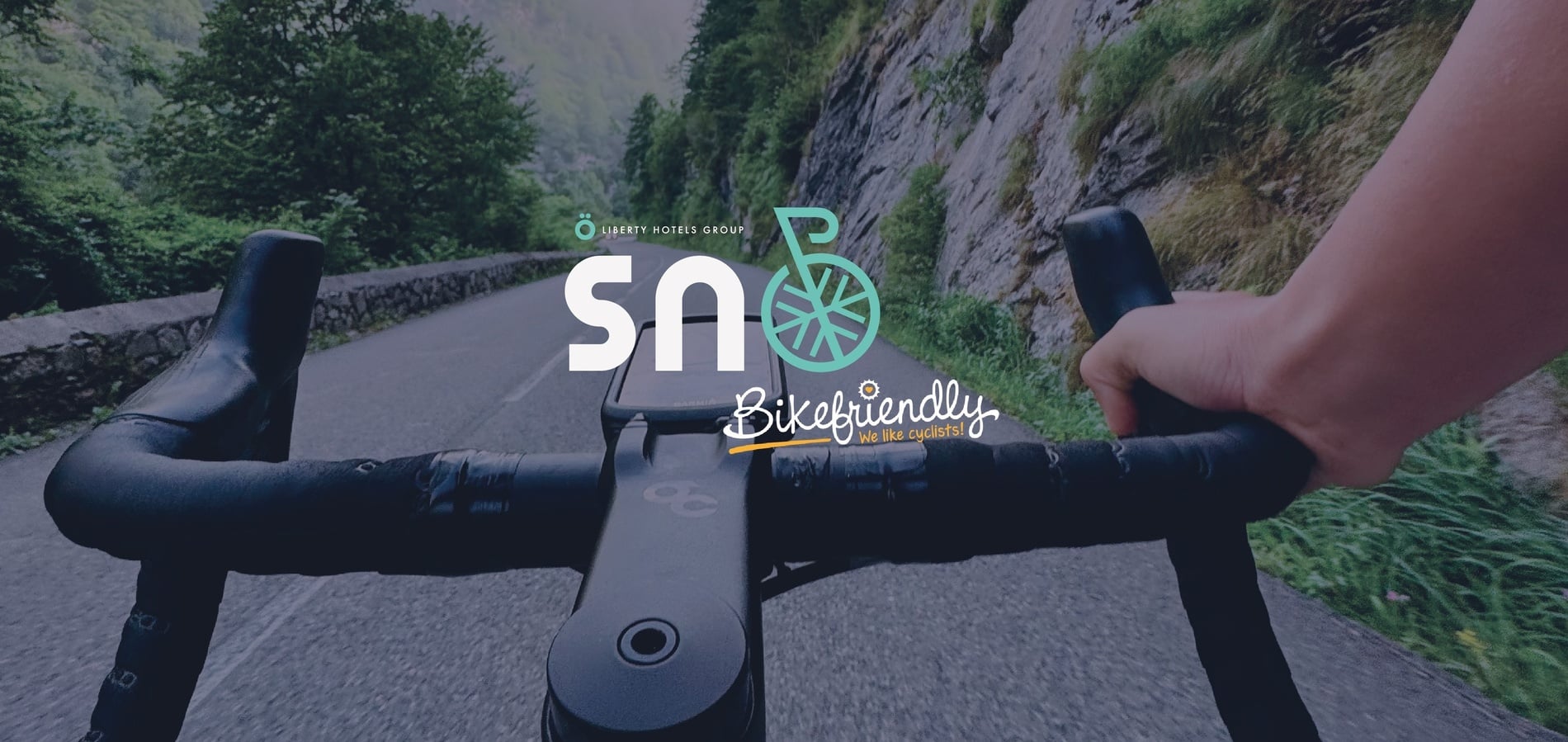 un groupe de personnes à vélo sur une route avec le logo bikefriendly