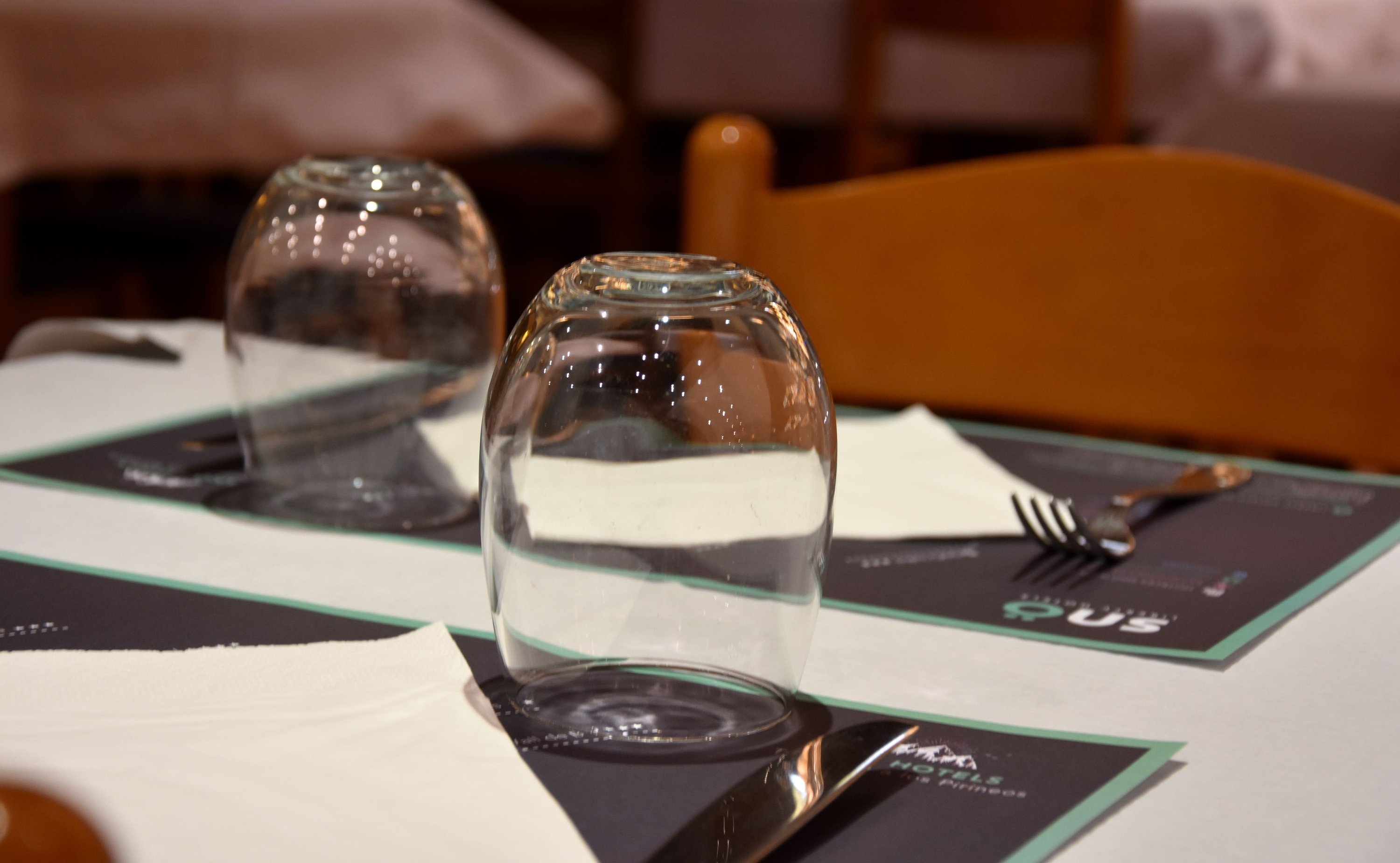 una mesa redonda con una mesa blanca y sillas negras