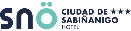 un logotipo azul y verde para sno candanchu hotel