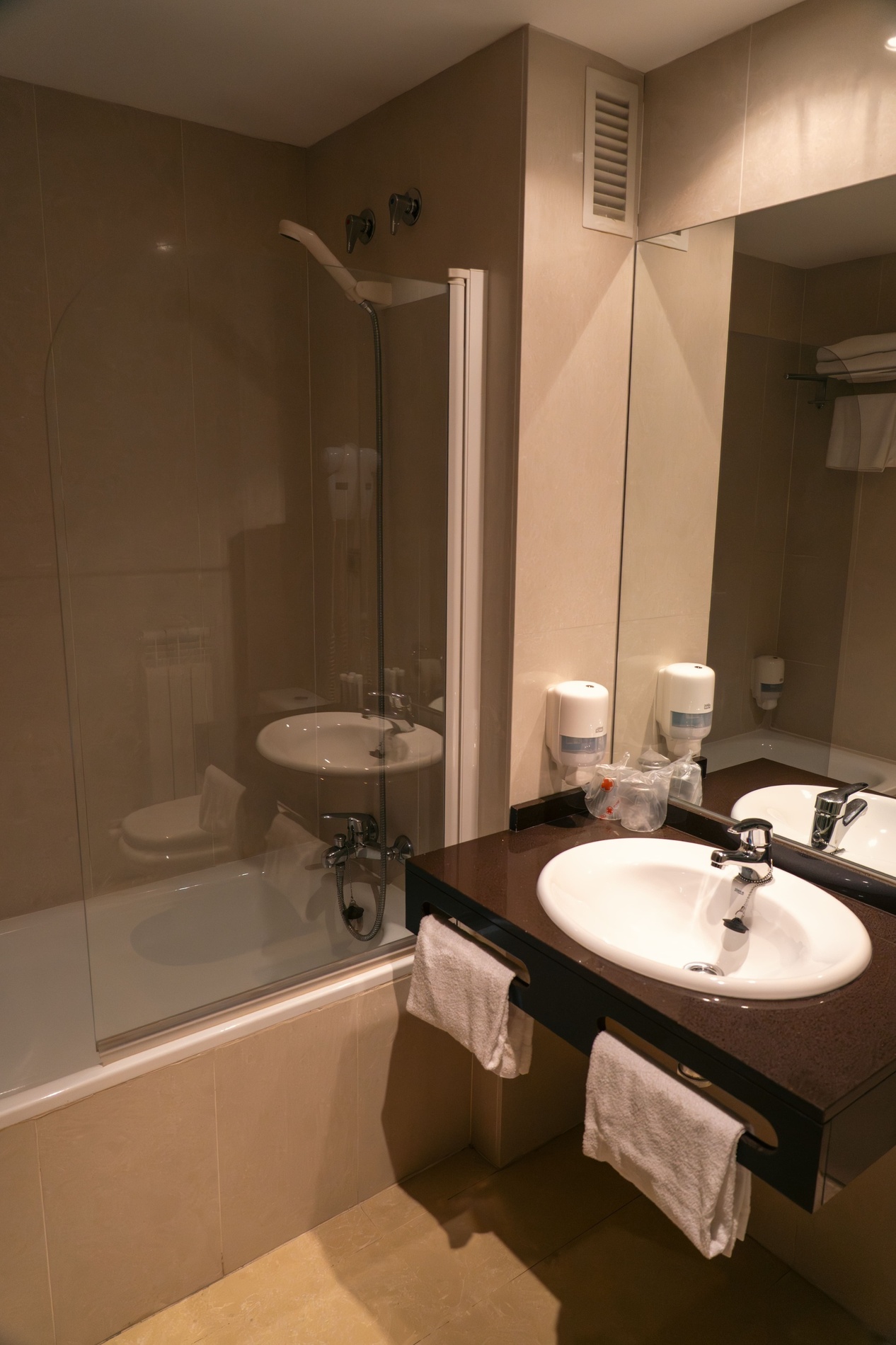 un baño con un lavabo , un inodoro y una ventana .