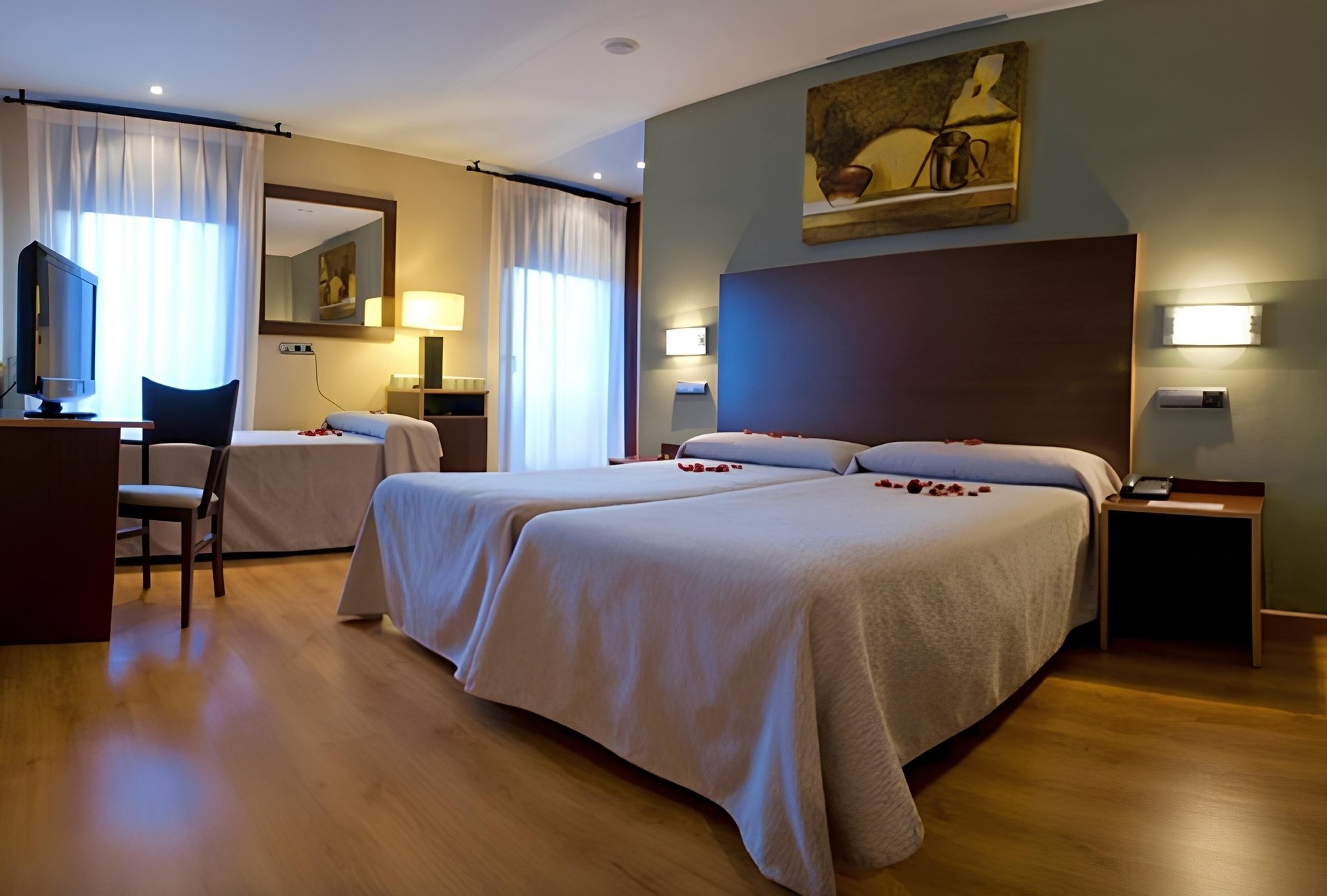 una habitación con una cama y un banco de madera