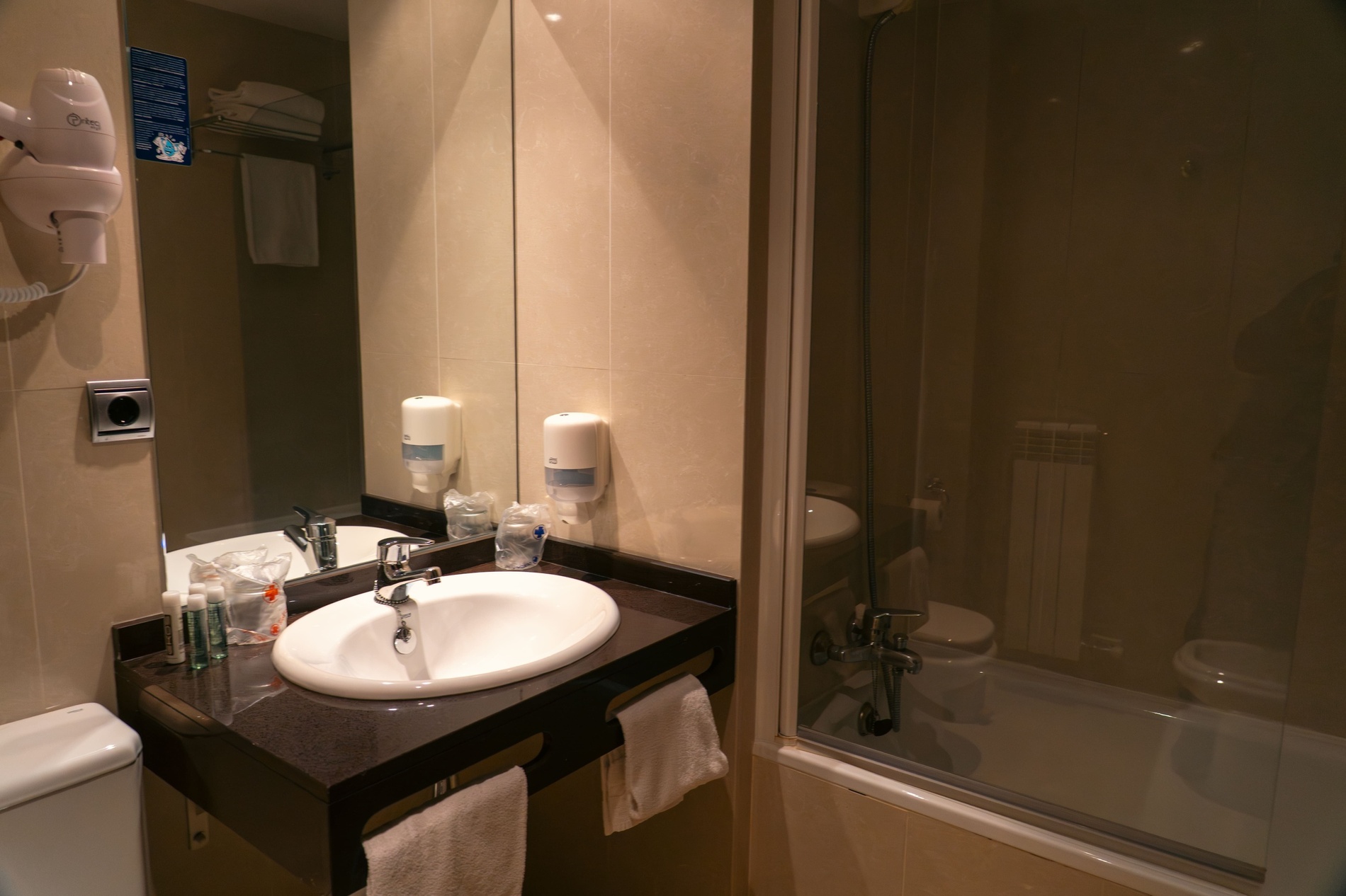 una sala de estar con un sofá y una mesa de café