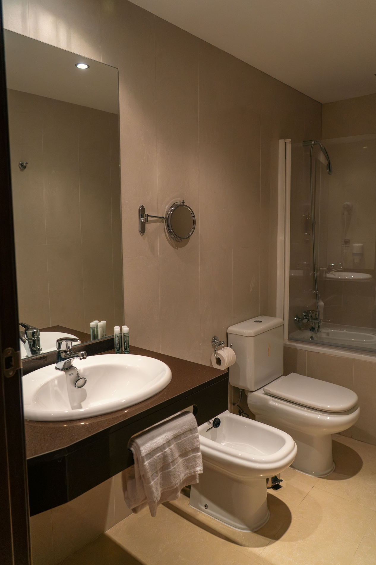 una habitación de hotel con una cama y un televisor