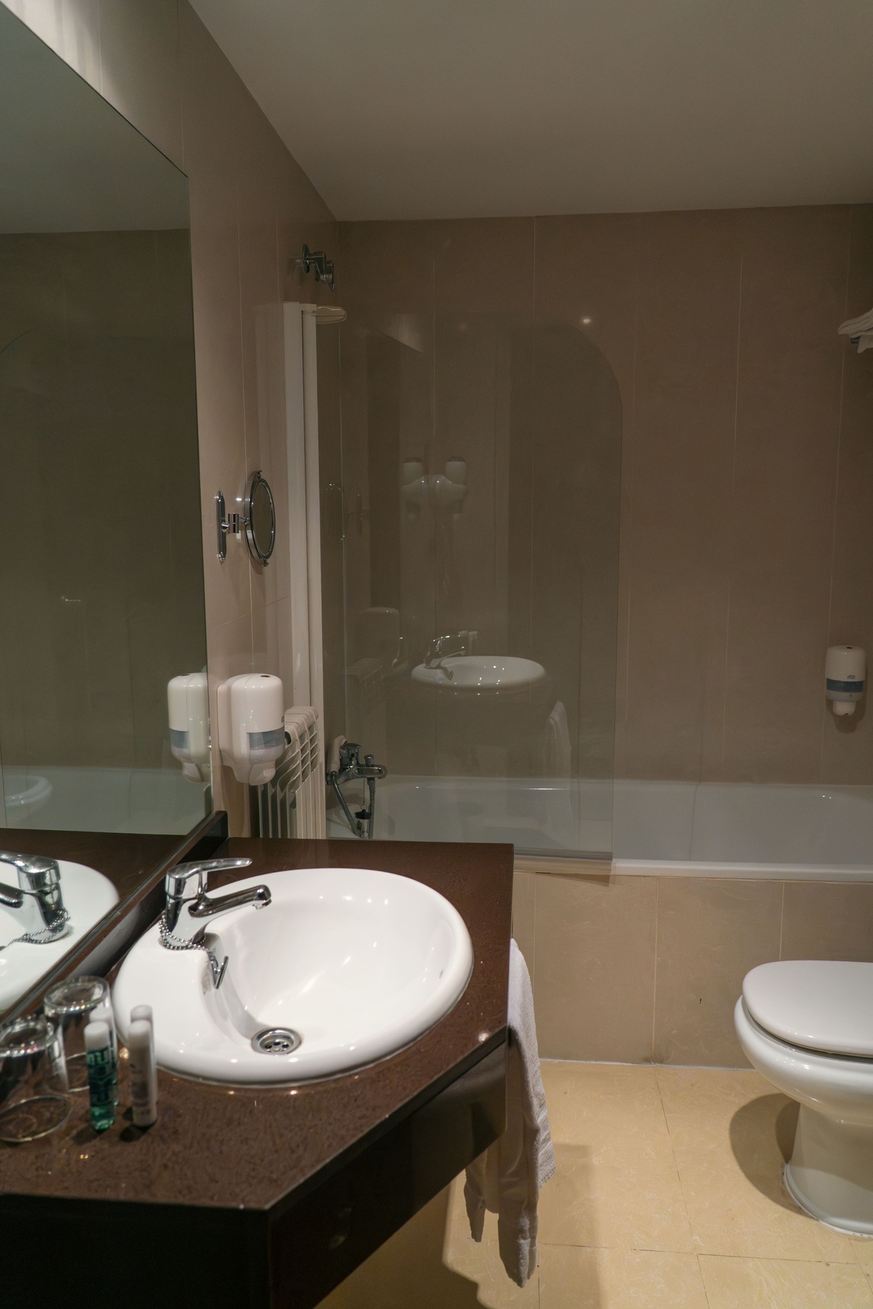 una habitación de hotel con dos camas , una mesa y una televisión