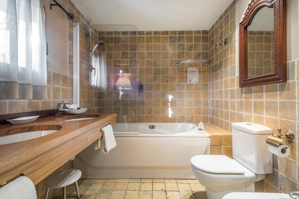 un baño con dos lavabos y un inodoro