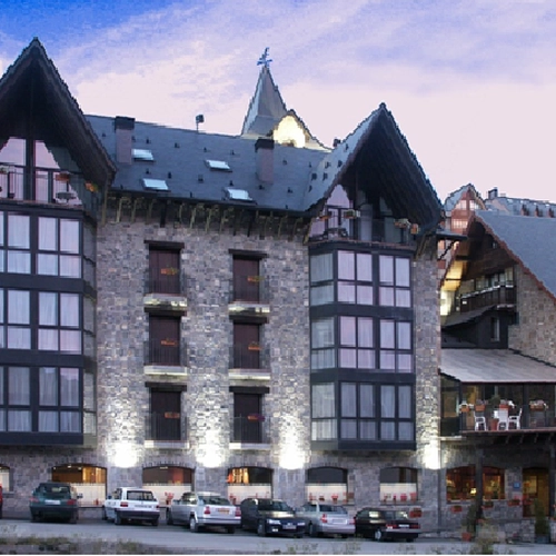 SNO: Villa de Sallent 4*: idyllic snowy landscape, cozy hotel.