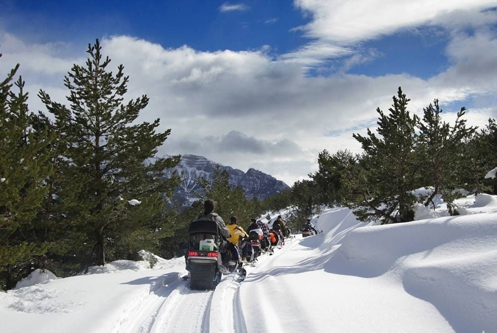 un couple de parapentistes vole au-dessus d' un lac .